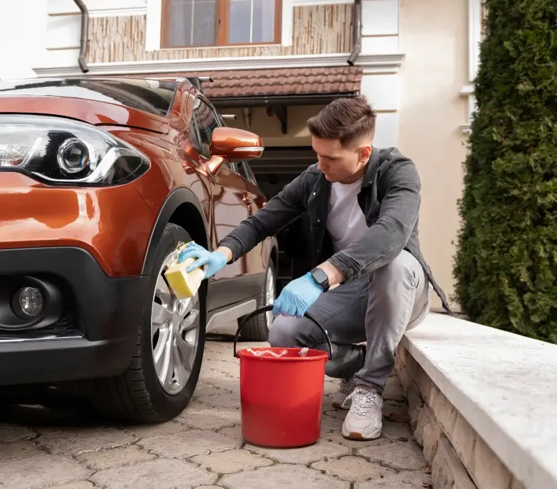 Lavage auto à domicile Portel-des-Corbières : professionnel intervenant sur un véhicule